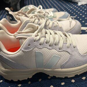 Women's Veja Venturi Sneakers